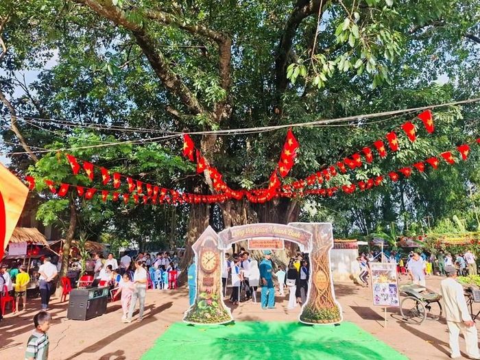 Đông đảo người dân đến với Ngày hội diễn ra tại gốc cây Da