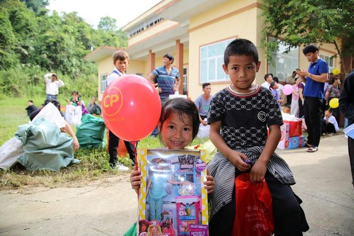 Niềm vui của trẻ em Mường Khương khi có đồ chơi mới