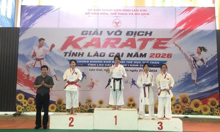 Ban tổ chức trao các bộ huy chương cho các VĐV đạt thành tích xuất sắc