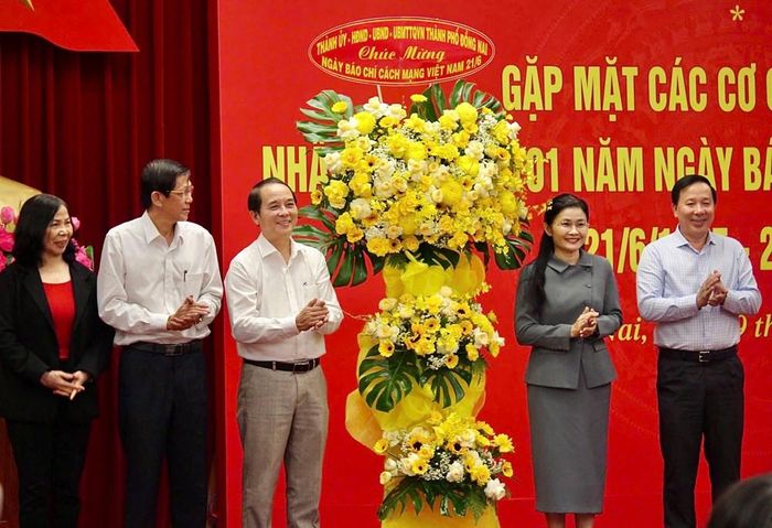 Ủy viên Trung ương Đảng, Phó Bí thư Thường trực Thành ủy, Chủ tịch HĐND thành phố Đồng Nai Tôn Ngọc Hạnh và Phó Bí thư Thành ủy, Chủ tịch UBND thành phố Đồng Nai Nguyễn Văn Út tặng hoa chúc mừng các cơ quan báo chí
