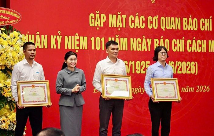 Ủy viên Trung ương Đảng, Phó Bí thư Thường trực Thành ủy, Chủ tịch HĐND thành phố Đồng Nai Tôn Ngọc Hạnh khen thưởng các cơ quan báo chí ngoài thành phố