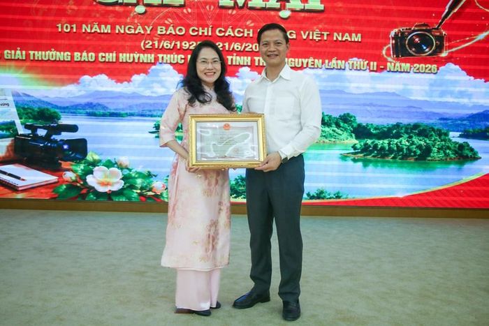 Nhà báo Nguyễn Thu Sâm của Báo Văn Hóa nhận Bằng khen của Chủ tịch UBND tỉnh Thái Nguyên