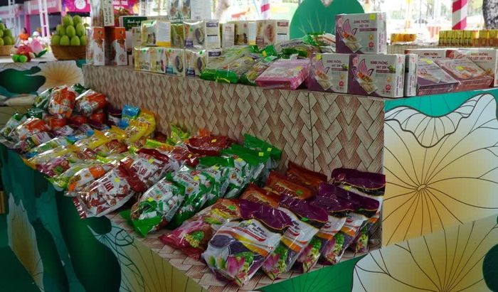 Các sản phẩm được chế biến từ các các bộ phận của cây sen. Ảnh: Nhựt An - TTXVN