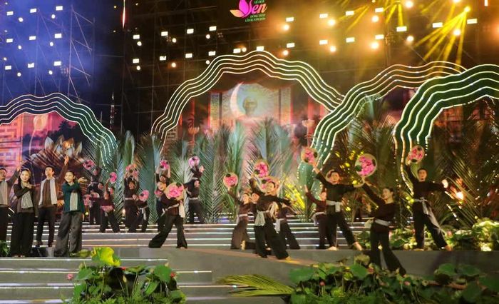 Khai mạc Lễ hội Sen Đồng Tháp lần thứ ba. Ảnh: Hồng Thái - TTXVN