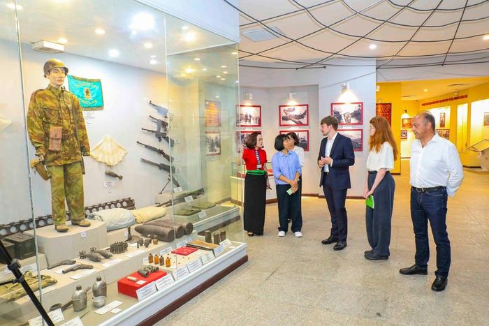 Các chuyên gia Bảo tàng Ký ức Chiến tranh Caen khảo sát không gian trưng bày tại Bảo tàng Chiến thắng Điện Biên Phủ để xây dựng phương án đổi mới trưng bày.