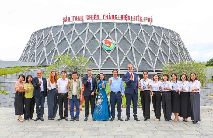 Đại sứ Pháp tại Việt Nam Olivier Brochet cùng đoàn công tác tham gia các hoạt động trong khuôn khổ chương trình hợp tác giữa Bảo tàng Ký ức Chiến tranh Caen và Bảo tàng Chiến thắng Điện Biên Phủ.