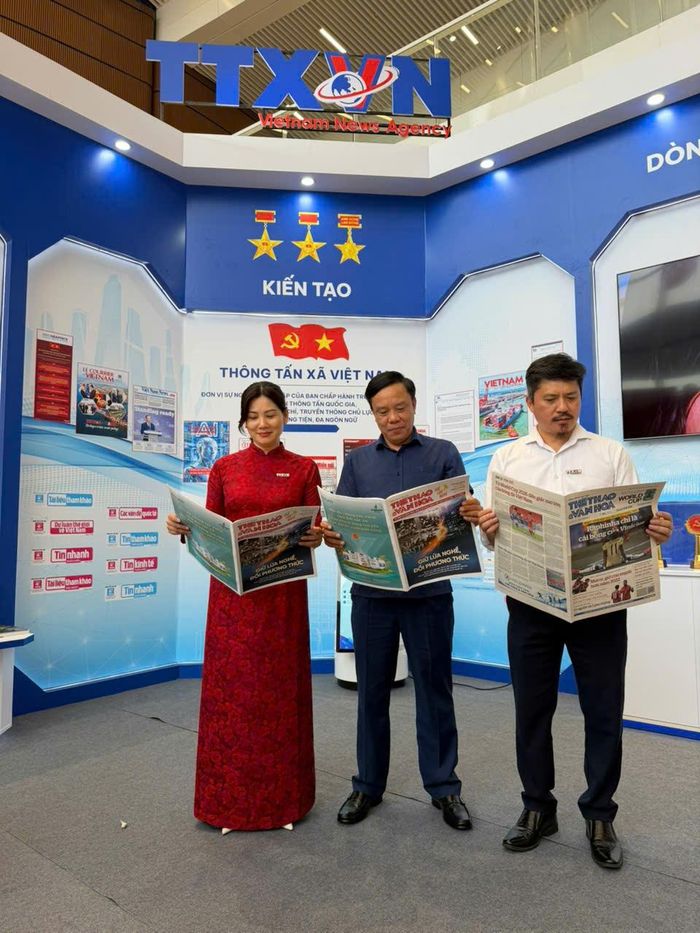 Nhà báo Nguyễn Thị Thuật (giữa), Tổng biên tập báo Thể thao và Văn hóa tại Hội báo toàn quốc 2026