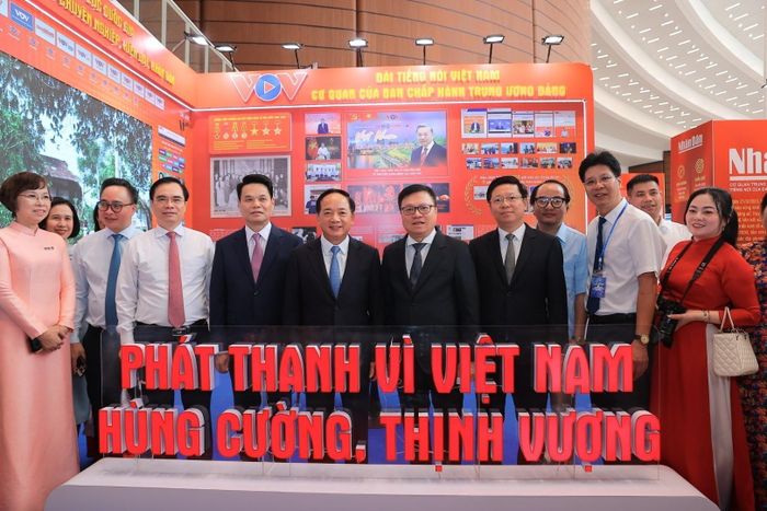 Đồng chí Trịnh Văn Quyết, Ủy viên Bộ Chính trị, Bí thư Trung ương Đảng, Trưởng Ban Tuyên giáo và Dân vận Trung ương và các đại biểu thăm không gian trưng bày của Đài Tiếng nói Việt Nam tại Hội báo toàn quốc 2026. Ảnh: Minh Quyết - TTXVN