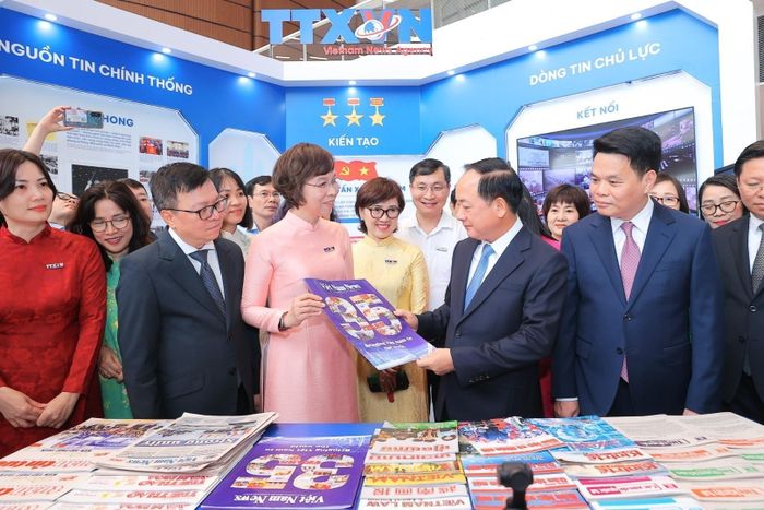 Đồng chí Trịnh Văn Quyết, Ủy viên Bộ Chính trị, Bí thư Trung ương Đảng, Trưởng Ban Tuyên giáo và Dân vận Trung ương và các đồng chí lãnh đạo thăm gian trưng bày của TTXVN tại Hội báo toàn quốc 2026. Ảnh: Minh Quyết - TTXVN