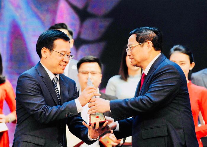 Nhà báo Đỗ Doãn Hoàng (bìa trái) nhận Giải A Giải báo chí Quốc gia (năm 2021) cho loạt bài phóng sự điều tra “Kinh hoàng những chiêu trò tàn sát thú rừng”