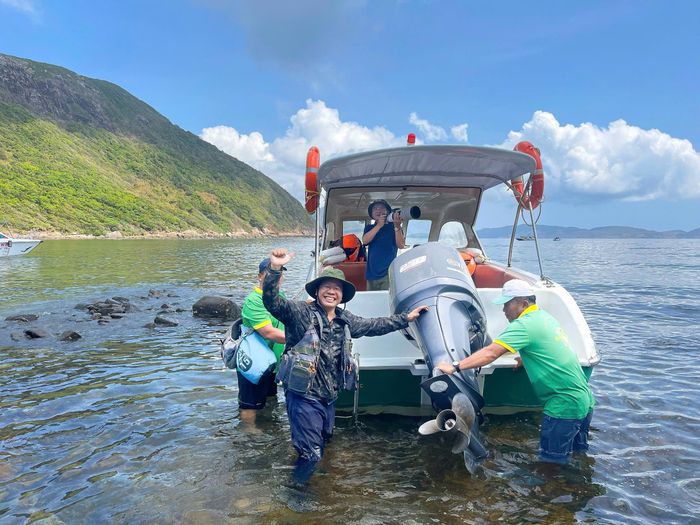 Nhà báo Đỗ Doãn Hoàng trên hành trình thực hiện phóng sự về tình trạng các loài dugong (bò biển) và rùa biển