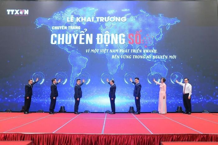 Các đại biểu thực hiện Nghi thức khai trương chuyên trang thông tin "Chuyển động số" của TTXVN. Ảnh: Minh Quyết - TTXVN