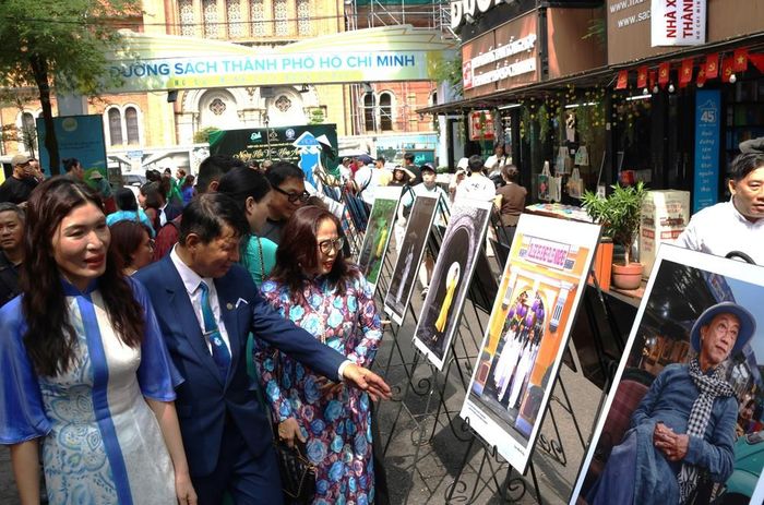 Ngày hội nhằm đưa áo dài từ giá trị văn hóa truyền thống trở thành nguồn lực sáng tạo mới, góp phần hiện thực hóa chiến lược phát triển các ngành công nghiệp văn hóa của Việt Nam. Ảnh: Hữu Duyên - TTXVN