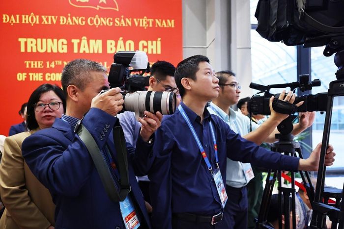 Phóng viên TTXVN tác nghiệp tại Đại hội lần thứ XIV của Đảng. Ảnh: TTXVN