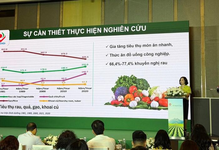 TS. Nguyễn Song Tú, Trưởng phòng KHTH - Viện Dinh dưỡng Quốc gia giới thiệu nghiên cứu “Thực trạng dinh dưỡng và khẩu phần ăn của người trưởng thành”. Ảnh: VGP/ Ngọc Hân