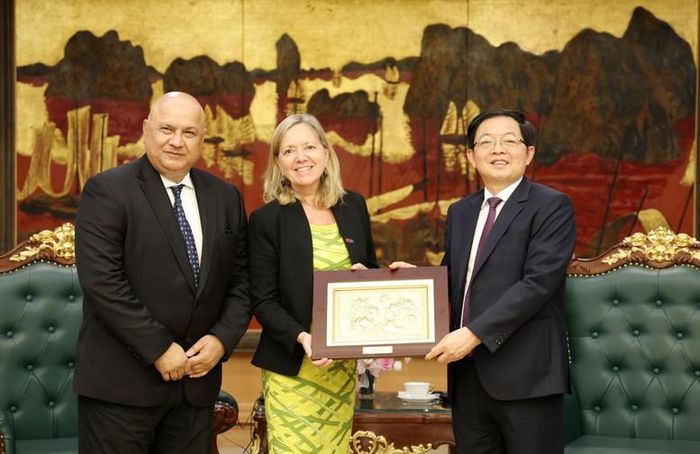 Phó Thủ tướng Hồ Quốc Dũng cùng ông Saroj Kumar Jha, Giám đốc Toàn cầu về Nước của Ngân hàng Thế giới và bà Mariam Sherman, Giám đốc Quốc gia Ngân hàng Thế giới tại Việt Nam, Campuchia và Lào - Ảnh: VGP/Gia Huy
