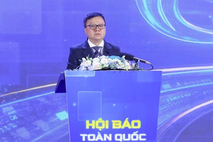 Ủy viên Trung ương Đảng, Tổng Biên tập Báo Nhân Dân, Phó Trưởng Ban Tuyên giáo và Dân vận Trung ương, Chủ tịch Hội Nhà báo Việt Nam phát biểu khai mạc Hội báo - Ảnh: VGP/Thái Sơn
