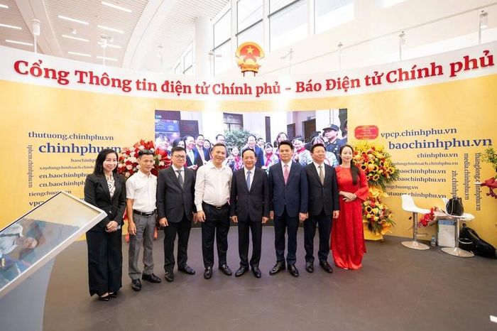 Trưởng ban Tuyên giáo và Dân vận Trung ương Trịnh Văn Quyết và lãnh đạo Hội Nhà báo Việt Nam thăm gian trưng bày của Cổng TTĐT Chính phủ - Ảnh: VGP/Thái Sơn