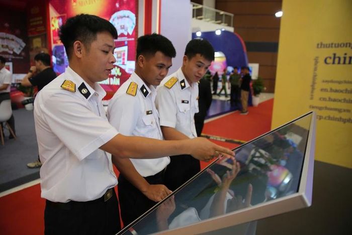 Tương tác tại gian trưng bày của Cổng TTĐT Chính phủ - Ảnh: VGP/Thái Sơn