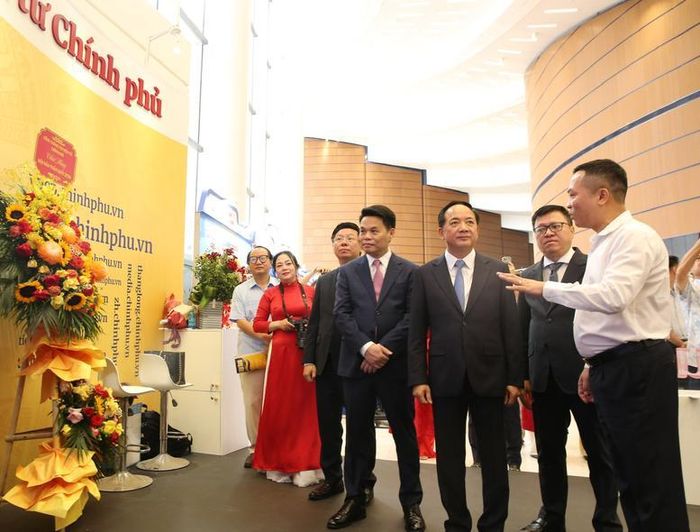 Tổng Giám đốc Cổng TTĐT Chính phủ, Tổng Biên tập Báo Điện tử Chính phủ Nguyễn Hồng Sâm giới thiệu với Trưởng ban Tuyên giáo và Dân vận Trung ương Trịnh Văn Quyết về gian trưng bày của Cổng TTĐT Chính phủ - Ảnh: VGP/Thái Sơn