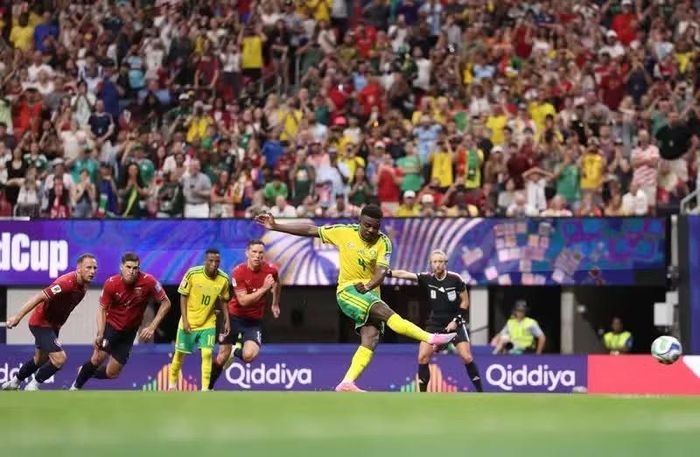 Teboho Mokoena dứt điểm trên chấm 11m. (Ảnh: FIFA)