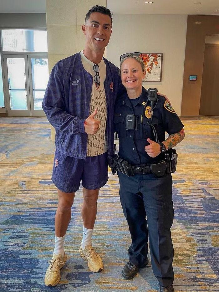 Một nữ cảnh sát Houston chụp ảnh lưu niệm cùng Ronaldo. Nguồn: X của Cảnh sát Houston.