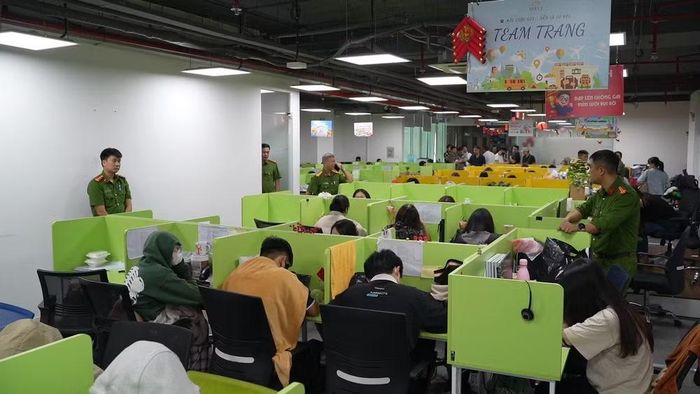 Cơ quan chức năng làm việc với các bị can. (Ảnh: Công an cung cấp)