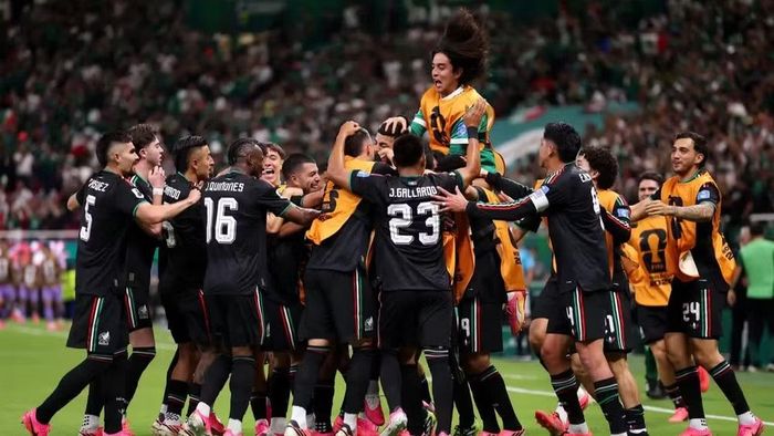 Các tuyển thủ Mexico ăn mừng khi giành tấm vé đi tiếp. (Ảnh: FIFA)