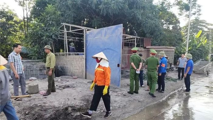 Cán bộ đơn vị quản lý đường bộ phổ biến các quy định của pháp luật về bảo vệ kết cấu hạ tầng giao thông đường bộ tới các hộ dân ven tuyến.