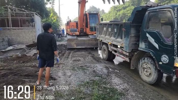 Công tác giải tỏa được thực hiện nhằm bảo đảm an toàn giao thông và giữ gìn hành lang đường bộ thông thoáng.