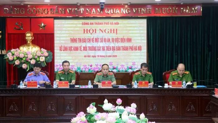 Trung tướng Nguyễn Thanh Tùng, Giám đốc Công an thành phố Hà Nội và các đồng chí chủ trì hội nghị.