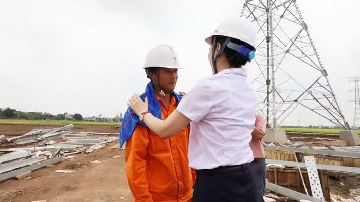 Đồng chí Đỗ Nguyệt Ánh luôn quan tâm đến điều kiện làm việc và tinh thần của những công nhân đang trực tiếp thi công trên công trường.