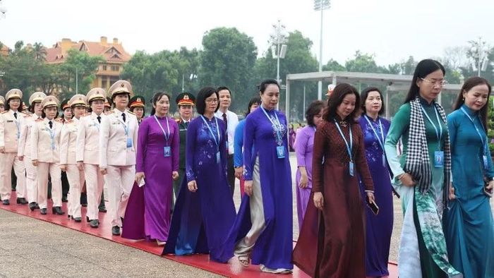 Đồng chí Đỗ Nguyệt Ánh, Bí thư Đảng ủy, Chủ tịch Hội đồng thành viên Tổng công ty Điện lực miền bắc cùng các đại biểu nữ vào Lăng viếng Chủ tịch Hồ Chí Minh sáng 17/6/2026.