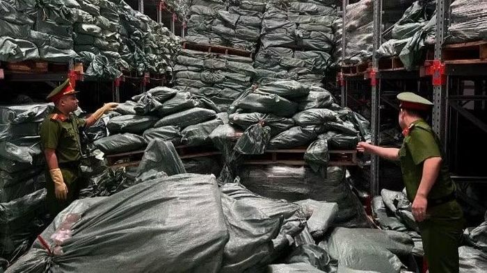 260 tấn chân gà hết hạn sử dụng, mốc trắng và bốc mùi có dấu hiệu đưa ra thị trường tiêu thụ.