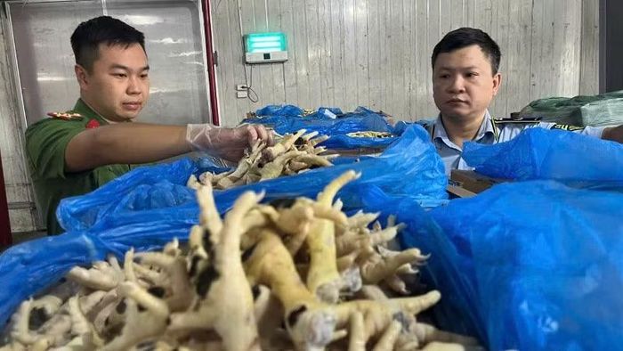 Lực lượng chức năng kiểm tra các kho hàng.