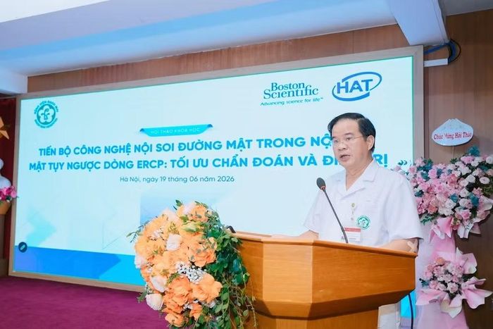 Phó Giáo sư, Tiến sĩ Đào Xuân Cơ, Giám đốc Bệnh viện Bạch Mai phát biểu khai mạc hội thảo.