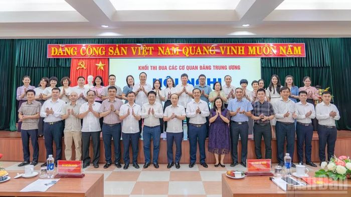 Các đại biểu chụp hình lưu niệm sau khi kết thúc hội nghị.