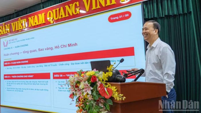 Đồng chí Nguyễn Anh Tuấn, Phó Trưởng ban Thi đua-Khen thưởng Trung ương giải đáp trực tiếp các khó khăn, vướng mắc được chia sẻ tại hội nghị.