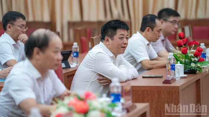 Các đại biểu lắng nghe tham luận của đại diện Ban Thi đua-Khen thưởng Trung ương.