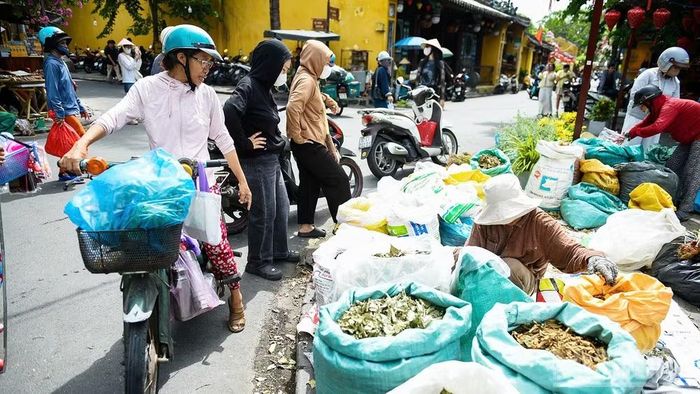Người dân nơi đây đã quen với góc chợ mỗi năm chỉ bán vài ngày.