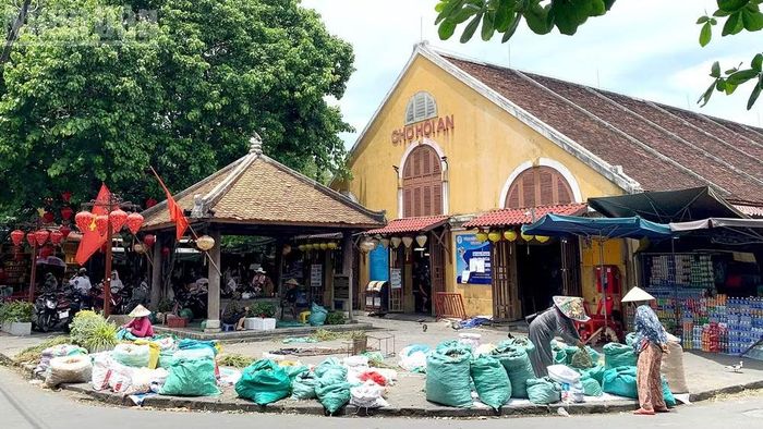 Những bì lá mồng 5 được bày bán góc chợ Hội An.