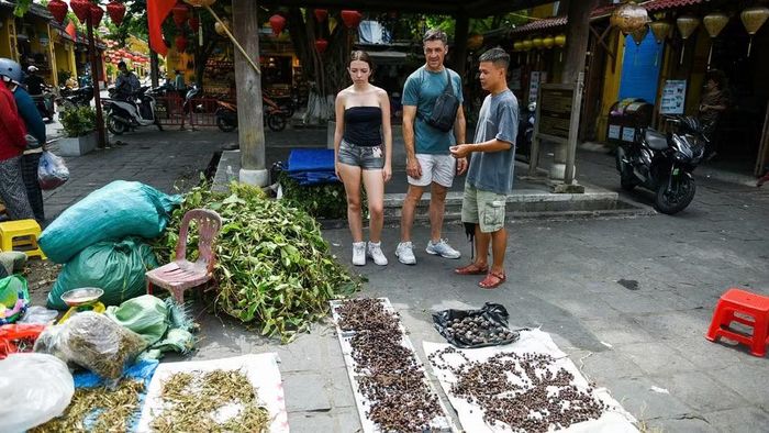 Nhiều du khách tò mò, tìm hiểu nét văn hóa mồng 5.