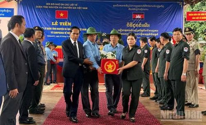 Phó Chủ tịch Thường trực Ủy ban nhân dân tỉnh Quảng Ngãi Y Ngọc cùng các đại biểu tiễn đưa các liệt sĩ quân tình nguyện và chuyên gia Việt Nam hy sinh tại Campuchia về đất mẹ Việt Nam. (Ảnh HIỂN CỪ)