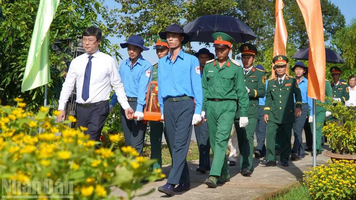 Lãnh đạo tỉnh Đồng Tháp cùng các đại biểu tại lễ truy điệu, an táng các Anh hùng liệt sĩ quân tình nguyện và chuyên gia Việt Nam hy sinh qua các thời kỳ chiến tranh ở Campuchia và trong nước, tháng 7/2025. (Ảnh HỮU NGHĨA)