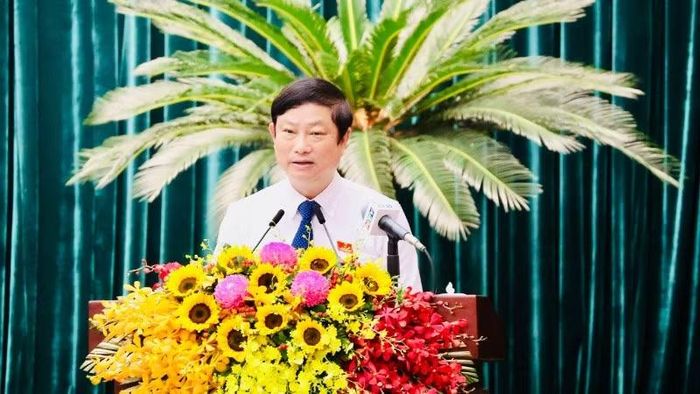 Đồng chí Võ Văn Minh, Ủy viên Trung ương Đảng, Chủ tịch Hội đồng nhân dân Thành phố phát biểu khai mạc kỳ họp.