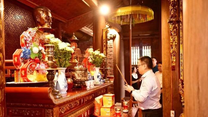 Đồng chí Lê Quốc Minh, Ủy viên Trung ương Đảng, Tổng Biên tập Báo Nhân Dân, Phó Trưởng Ban Tuyên giáo và Dân vận Trung ương, Chủ tịch Hội Nhà báo Việt Nam dâng hương tại Nhà tưởng niệm đồng chí Nguyễn Đức Cảnh.