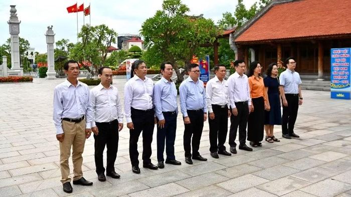 Đoàn đại biểu Hội Nhà báo Việt Nam dâng hương, dâng hoa tưởng niệm tại Nhà tưởng niệm đồng chí Nguyễn Đức Cảnh. (Ảnh: ĐỨC NGHĨA)