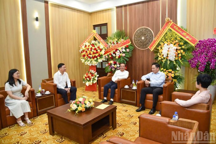 Đồng chí Lương Đức Minh, Ủy viên Ban Thường vụ Tỉnh ủy, Trưởng Ban Tuyên giáo và Dân vận Tỉnh ủy Phú Thọ bày tỏ mong muốn Báo Nhân Dân tiếp tục quan tâm đến Phú Thọ và có dịp phối hợp với tỉnh trong công tác truyền thông, quản lý báo chí. Qua đó, cùng với các địa phương khác trên cả nước góp phần xây dựng Đảng, xây dựng hệ thống chính trị và phát triển kinh tế-xã hội địa phương.