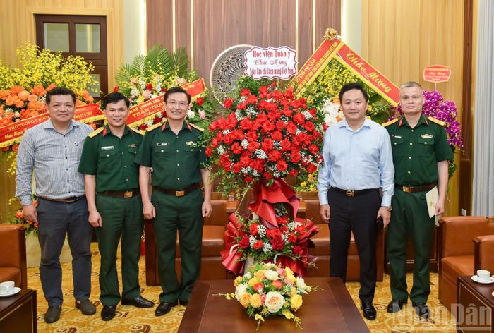 Đồng chí Phan Văn Hùng, Ủy viên Ban Thường vụ Đảng ủy, Phó Tổng Biên tập Báo Nhân Dân tiếp Đại tá Doãn Văn Mậu, Ủy viên thường vụ Đảng ủy, Chủ nhiệm Chính trị Học viện Quân y.