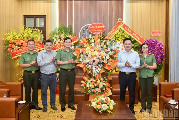 Thiếu tướng Võ Anh Tuấn, Phó Bí thư Đảng ủy, Phó tư lệnh Bộ Tư lệnh Cảnh vệ cùng đoàn thăm, chúc mừng Báo Nhân Dân.